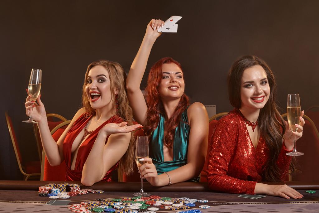 Trois joueuses de poker lors d’un EVJF